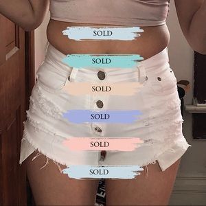 ⛔️SOLD⛔️White Distressed American Eagle Shorts